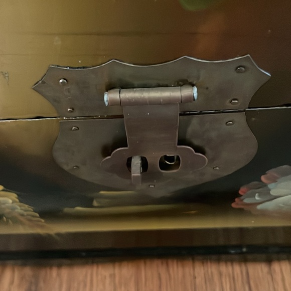 🆕🍒Incredible Chest hand painted and studded - Picture 4 of 6